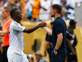 رئيس ريال مدريد يتدخل لتهدئة التوتر بين ألونسو وفينيسيوس