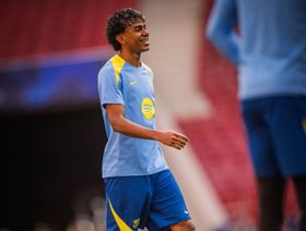 يامال يسخر من كاسادو في تدريب برشلونة