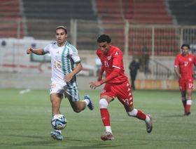 صفع ومحاولة ضرب... مدرب الجزائر "يردع" لاعبيه خلال صدام مع تونس