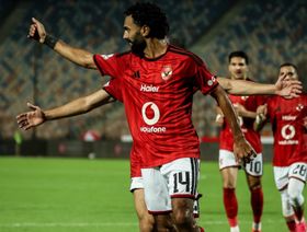 بعد الفوز على أبو قير.. زيزو يهدي "الشحات" جائزة رجل المباراة