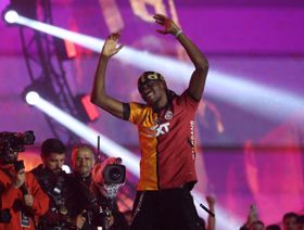 أوسيمين في طريقه لإسطنبول لإكمال انتقاله إلى غلطة سراي