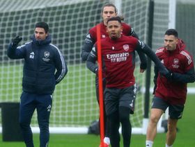 سكولز مهاجماً أرسنال: سيصبح أسوأ بطل في تاريخ الدوري الإنجليزي