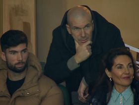 زين الدين زيدان يواصل دعم نجله من المدرجات بلقاء الجزائر وبوركينا فاسو