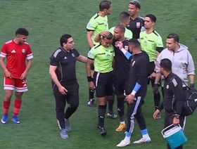 شاهد.. حكم مصاب يسقط أرضاً ويغادر الملعب باكياً في الدوري المصري