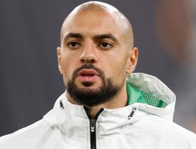 شاهد.. سفيان أمرابط يتعرض لإصابة غريبة في مباراة بيتيس وأوتريخت