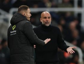 بيب غوارديولا يقتحم غرفة الحكام بعد خسارة مانشستر سيتي أمام نيوكاسل