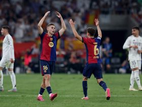 شاهد.. برشلونة طالب بـ3 ركلات جزاء وحكم VAR ينقذ ريال مدريد