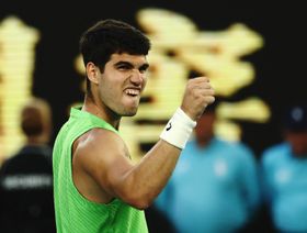 كارلوس ألكاراز يهزم ألكسندر زفيريف بعد أداء بطولي ويبلغ نهائي أستراليا