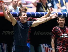 أتلتيكو مدريد يشكو "ظلماً غير مسبوق" وسيميوني يركض نحو الحكم