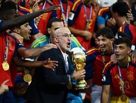 لماذا انتقد دي لا فوينتي نادي برشلونة بعد الفوز بكأس العالم؟