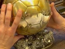 شاهد من الألف إلى الياء.. كيف تُصنع الكرة الذهبية؟