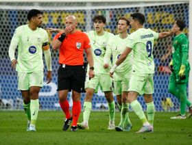 بعد الجدل الكبير.. حكم المباراة يعترف بخطأ لصالح برشلونة أمام إنتر