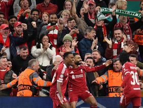 فان دايك يخطف الأضواء من صلاح في فوز ليفربول المجنون ضد أتلتيكو