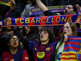 مشجع لبرشلونة يخطئ ملعب نيوكاسل ويحضر مباراة بالدرجة الثانية