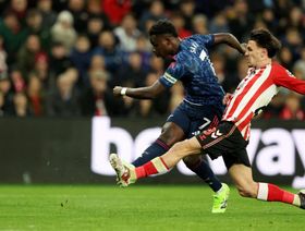 سندرلاند يجبر أرسنال على تعادل مثير ويشعل قمة سيتي وليفربول