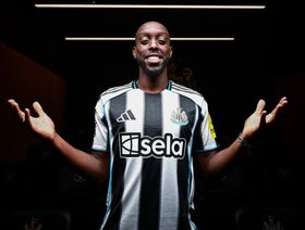 نيوكاسل يدرس بيع لاعبه الجديد ويسا بعد عام واحد فقط