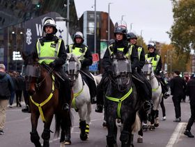 وكيل أعمال يُهدد لاعباً في البريميرليغ بسلاح ناري