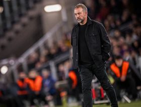 فليك يوضح حالة بيدري وأولمو ويشيد بقتالية لاعبي برشلونة