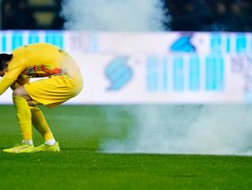 لقطة مرعبة.. إصابة حارس كريمونيزي بمفرقعات ألتراس إنتر ميلان