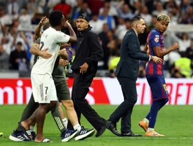 ماذا دار بين فينيسيوس ولامين يامال خلال وبعد الكلاسيكو؟