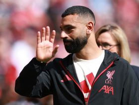 شاهد.. محمد صلاح "المحبوب" يفاجئ المشجعين في أنفيلد رغم الإصابة