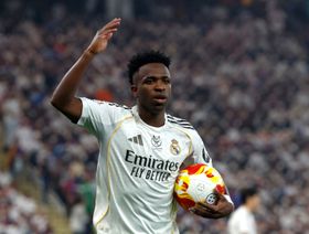 لماذا خرج فينيسيوس رغم الهدف المارادوني ضد برشلونة؟ ألونسو يرد