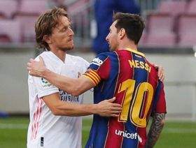 معلّق برشلونة يسخر من مودريتش وجمهور ريال مدريد يطالب باعتذار