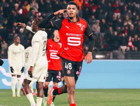 بعد 6 مباريات فقط.. رين يحاول تجديد عقد مدافعه المغربي الشاب