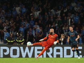 الحارس فانيا يتصدى لركلة جزاء ليتعادل نابولي مع كومو