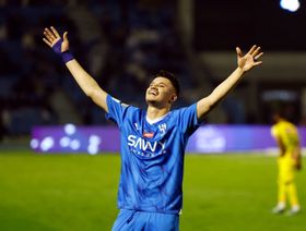 تمهيداً للرحيل إلى النصر.. الحمدان يهدد بالانشقاق عن الهلال