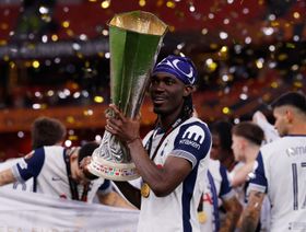 بيسوما يكشف عن نوبات هلع دفعته إلى "غاز الضحك" والنوم بمقر توتنهام