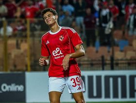 إعارة مجانية.. تعرف على تفاصيل عرض برشلونة لضم مهاجم الأهلي المصري