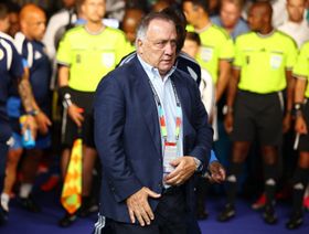 منتخب كوراساو يمدد عقد المدرب ديك أدفوكات