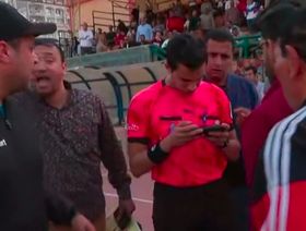 شاهد.. الدوري المصري يبتكر "VAR الهاتف الجوال" وسط جدل تحكيمي كبير