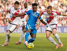 عتاب زميل وحرب كلامية جديدة.. فينيسيوس يثير جدلاً جديداً