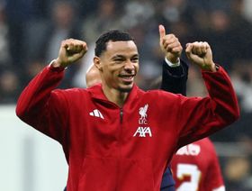 مهاجم ليفربول يتلقى هدية خاصة من كريم بنزيما