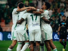 شاهد.. الأهلي يفرض هيمنته على ضمك مبكراً في الشوط الأول