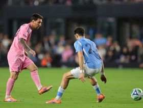 ميسي يحطم رقم بوشكاش وينتزع لقب "ملك الأسيست" في التاريخ