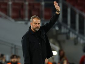 فليك يهنئ لاماسيا ويثير الغموض حول مستقبل قائد برشلونة