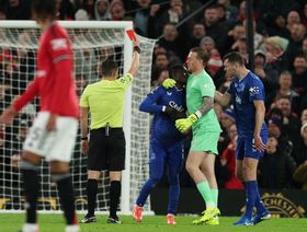 شاهد.. طرد لاعب إيفرتون بعد صفع زميله أمام مانشستر يونايتد