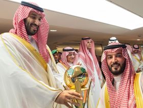 شاهد... ولي العهد السعودي يسلّم الهلال كأس الملك