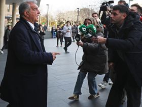 نفاق وغطرسة وأكاذيب.. لابورتا يهاجم ريال مدريد وقناته التلفزيونية