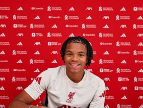 نغوموها يوقع عقده الاحترافي الأول مع ليفربول