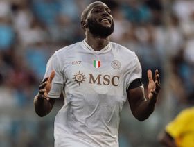 إصابة لوكاكو في مباراة أولمبياكوس.. وكونتي يتهجم على الكعبي