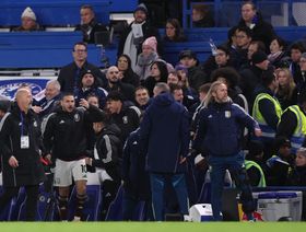 تغريم تشيلسي بسبب إلقاء زجاجة باتجاه المنطقة الفنية لأستون فيلا