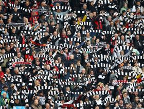 آينتراخت فرانكفورت يودّع مشجعاً توفي في الملعب أمام كولن