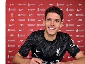 ليفربول يظفر بالحارس أرمين بيتشي بعد موسم استثنائي في المجر