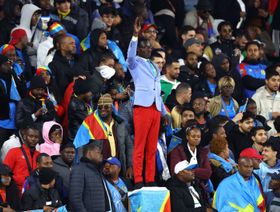 عمورة لاعب الجزائر يعتذر إلى مشجع الكونغو الديمقراطية