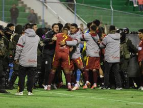 شاهد.. شجار عنيف و17 بطاقة حمراء في مباراة واحدة