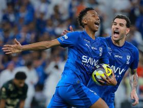 شاهد.. الهلال يقلب الطاولة على الخلود في شوط أول مثير بنهائي كأس الملك